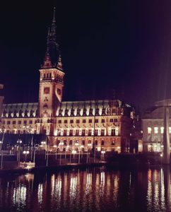 Hamburger Rathaus Frontansicht bei Abendstimmung